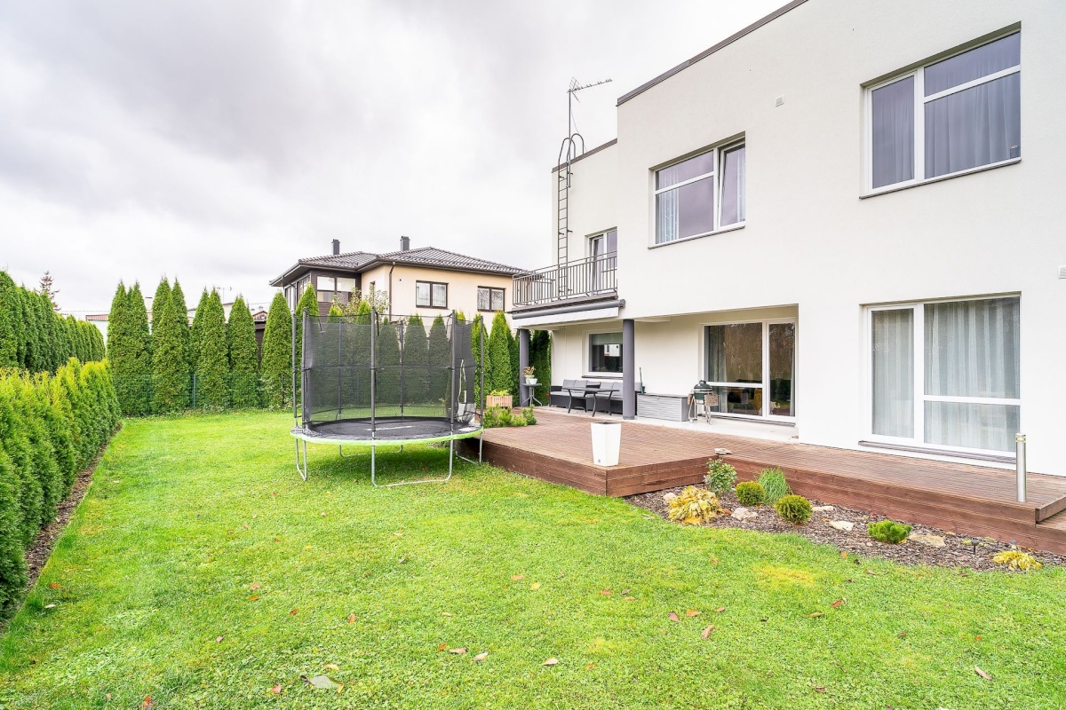 Keila linn, Hommiku 9