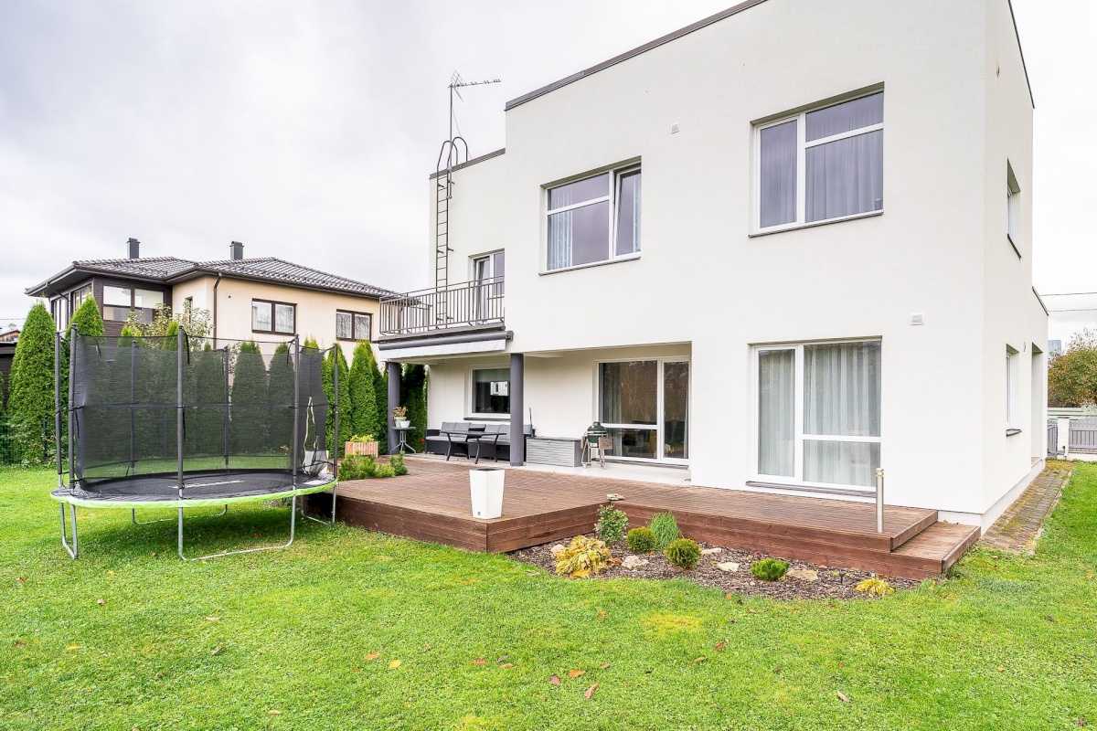 Keila linn, Hommiku 9