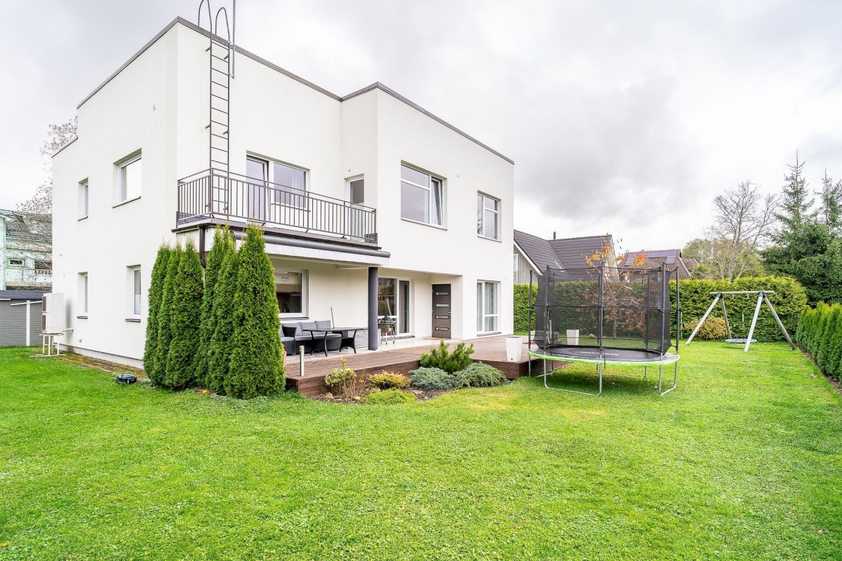 Keila linn, Hommiku 9