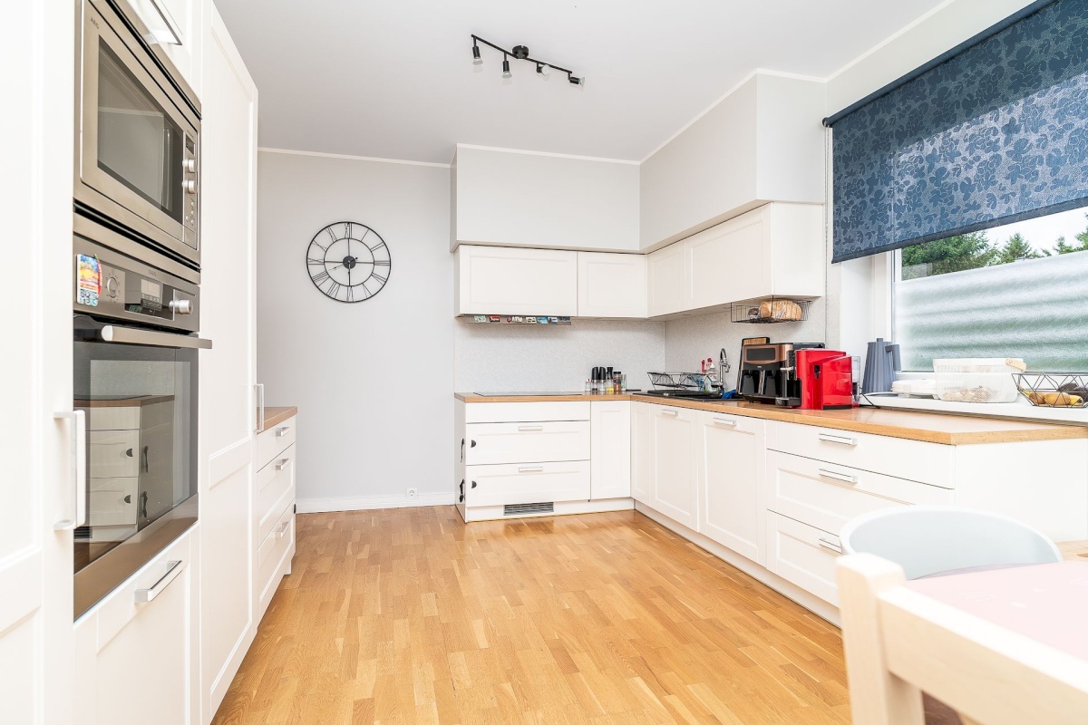 Keila linn, Hommiku 9