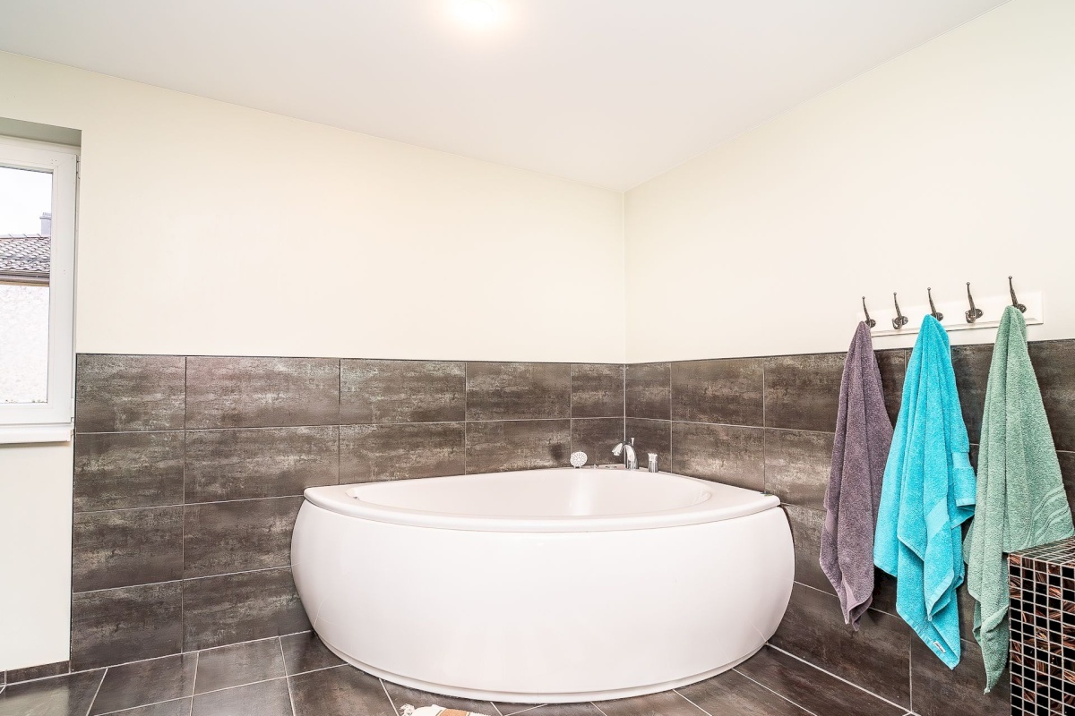 Keila linn, Hommiku 9