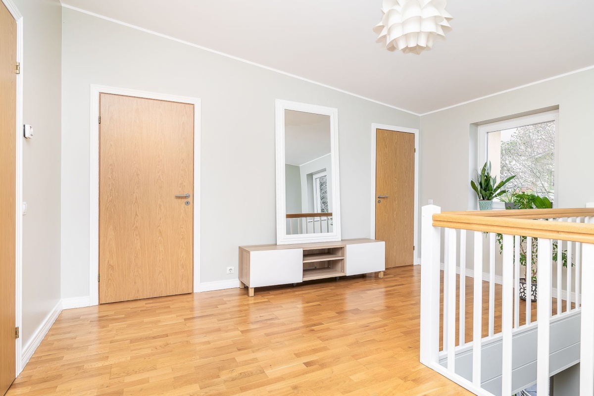 Keila linn, Hommiku 9