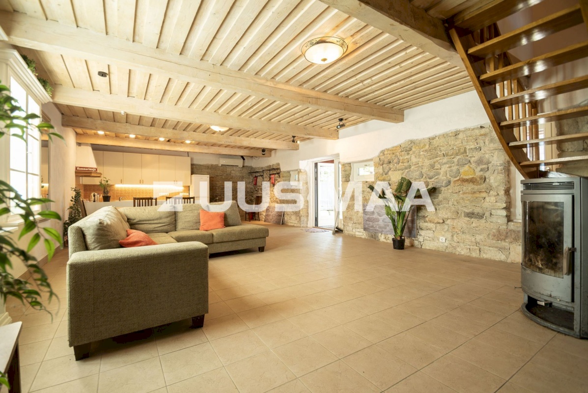 Saaremaa vald, Kuressaare linn, Kohtu 7d