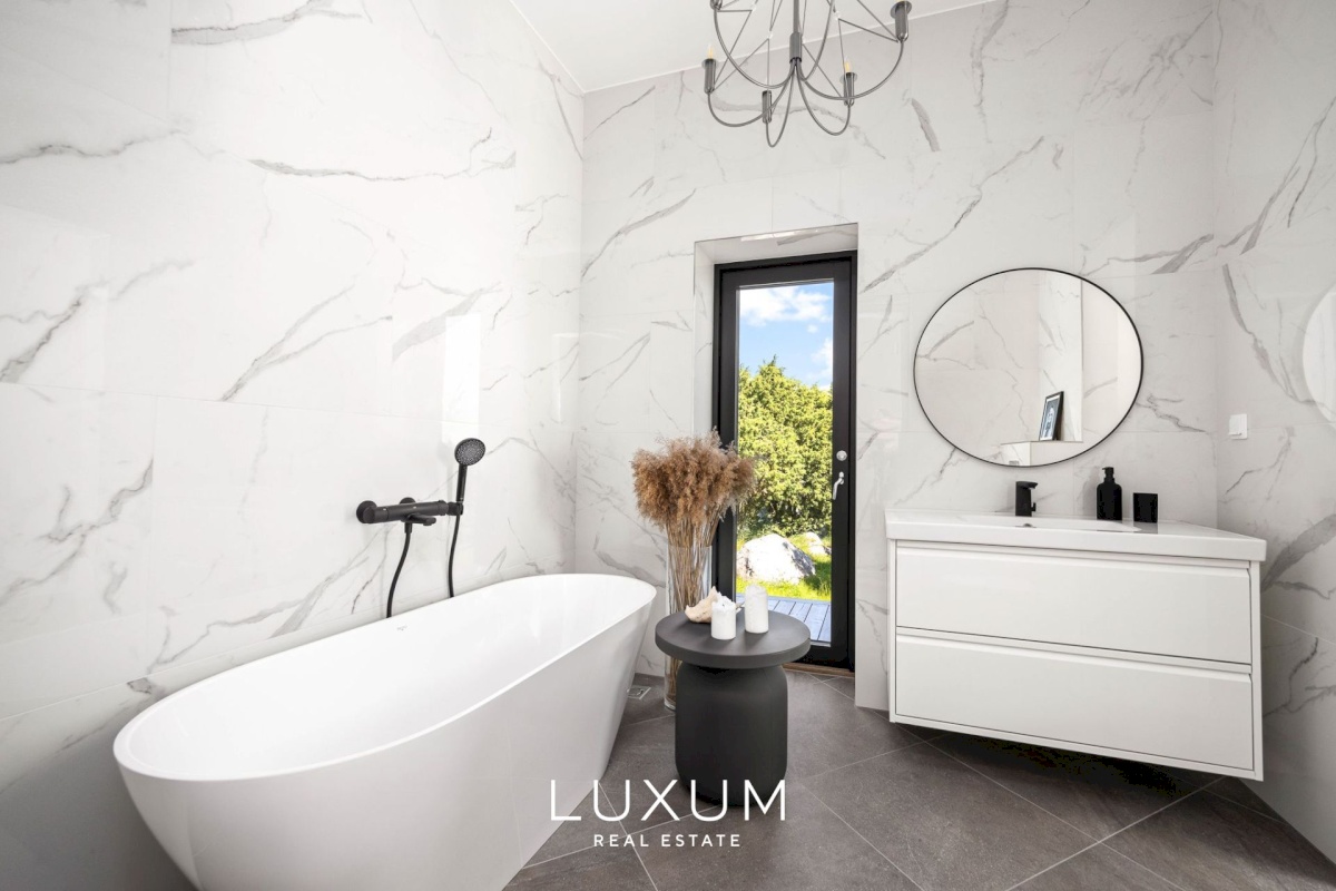 Saaremaa vald, Suure-Rootsi küla, Ruunikivi