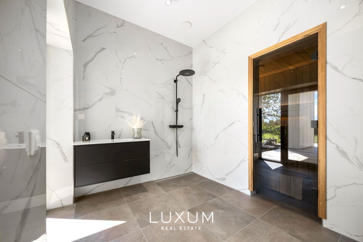 Saaremaa vald, Suure-Rootsi küla, Ruunikivi