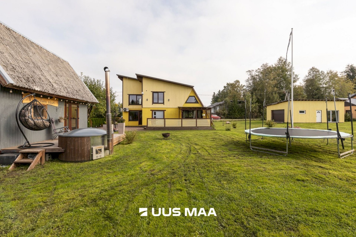 Saku vald, Roobuka küla, Orava 8 ja 10