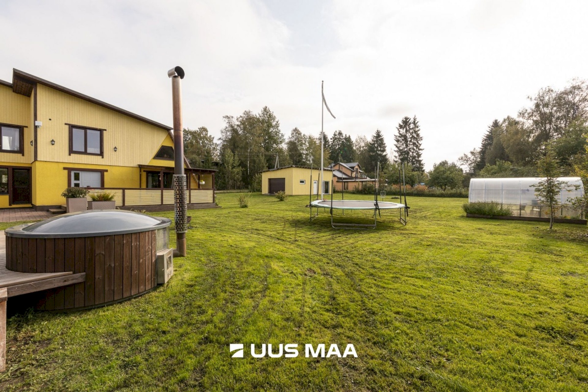 Saku vald, Roobuka küla, Orava 8 ja 10