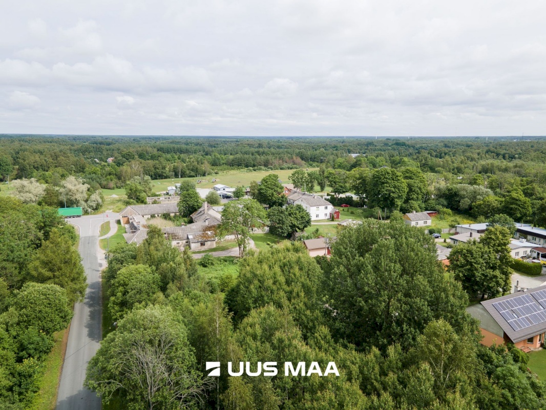 Saaremaa vald, Laheküla, Teeääre