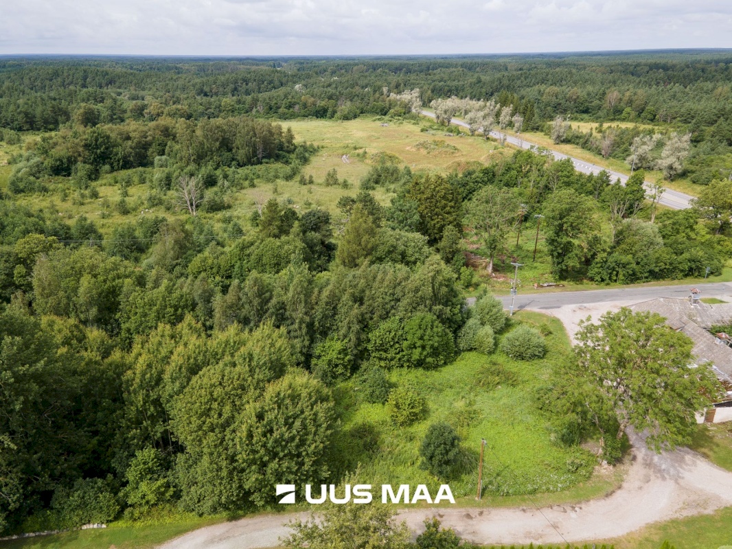 Saaremaa vald, Laheküla, Teeääre