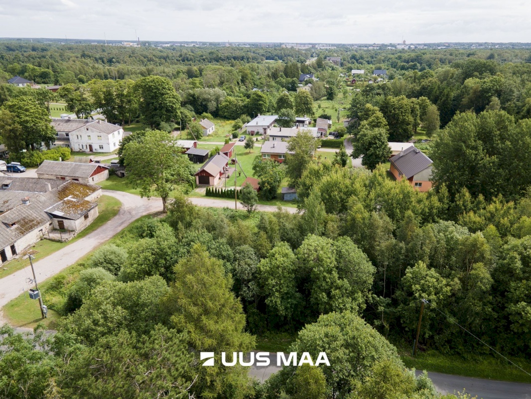 Saaremaa vald, Laheküla, Teeääre