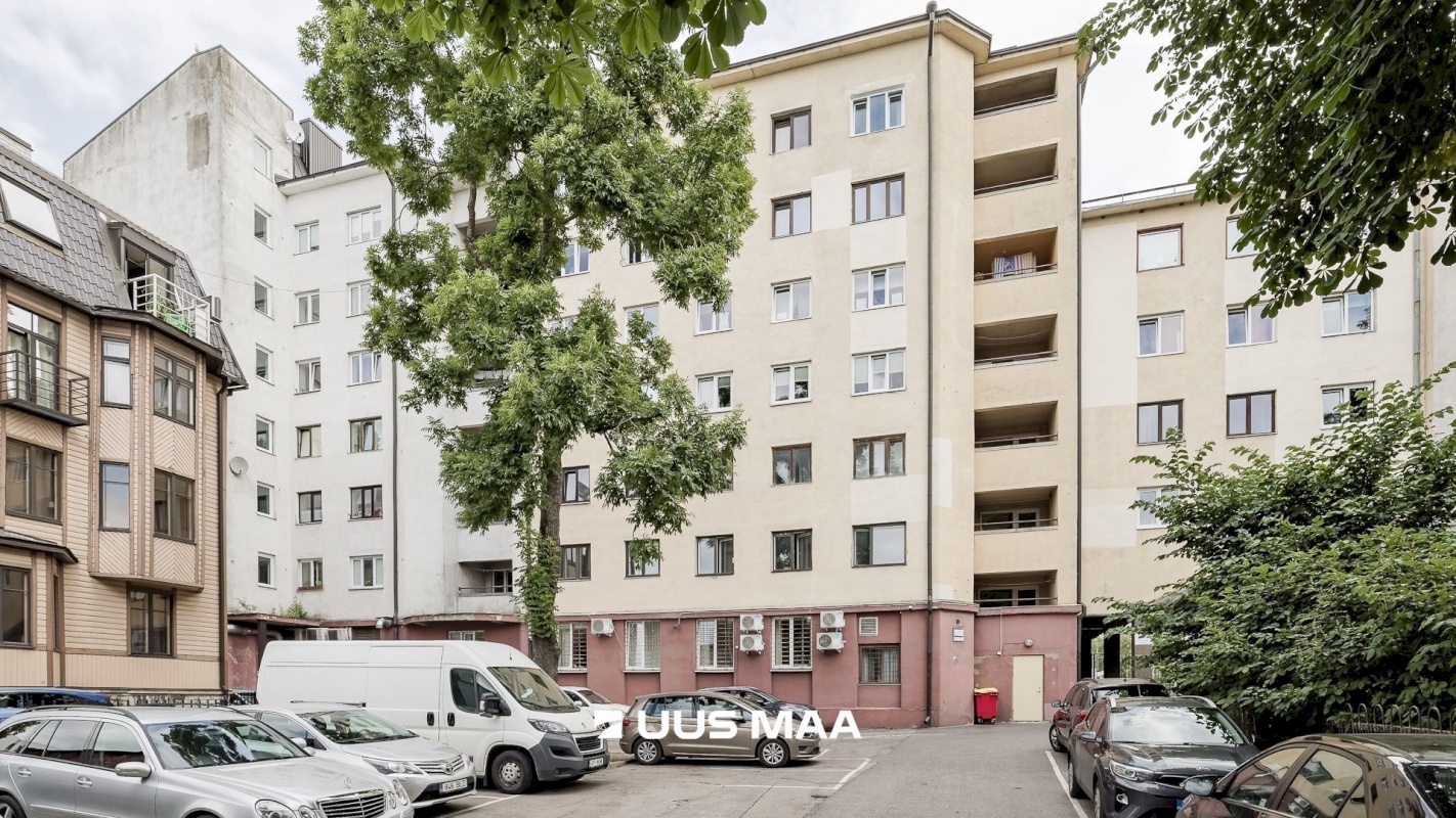 Tallinn, Kesklinna linnaosa, Uus Maailm, Pärnu mnt 80