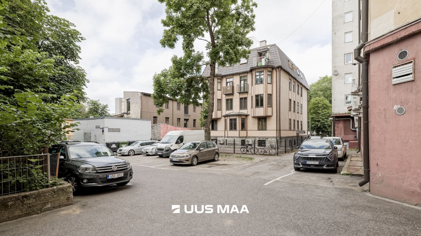 Tallinn, Kesklinna linnaosa, Uus Maailm, Pärnu mnt 80