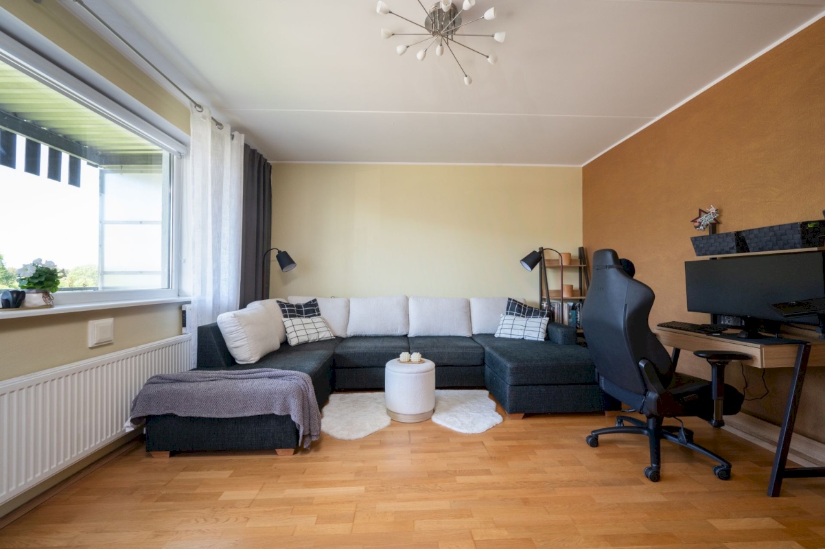 Tallinn, Haabersti linnaosa, Pikaliiva, Pikaliiva 93