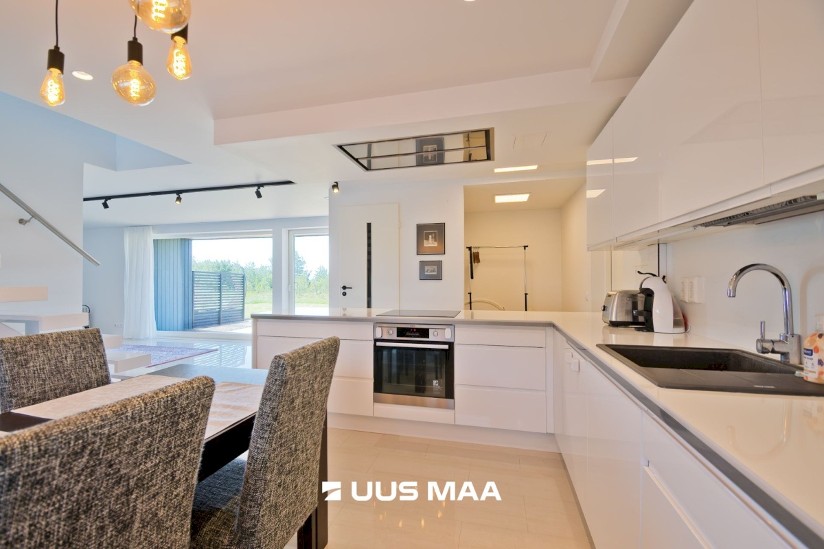 Saaremaa vald, Kuressaare linn, Vikerkaare tn 5