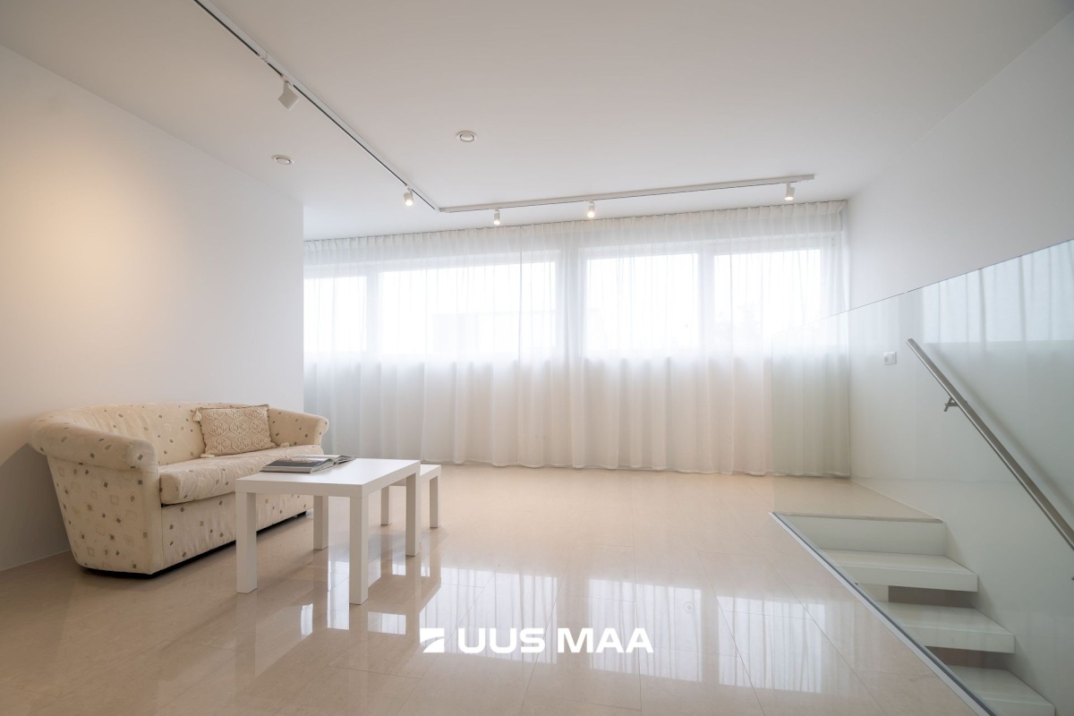 Saaremaa vald, Kuressaare linn, Vikerkaare tn 5