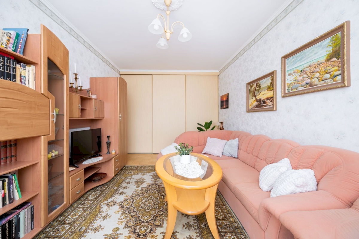 Tallinn, Haabersti linnaosa, Õismäe, Õismäe tee 8
