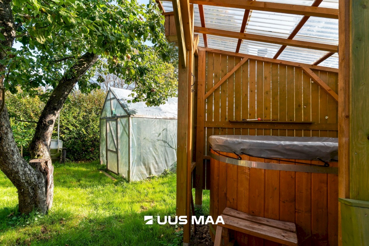 Viljandi linn, Uueveski, Ugala pst 33