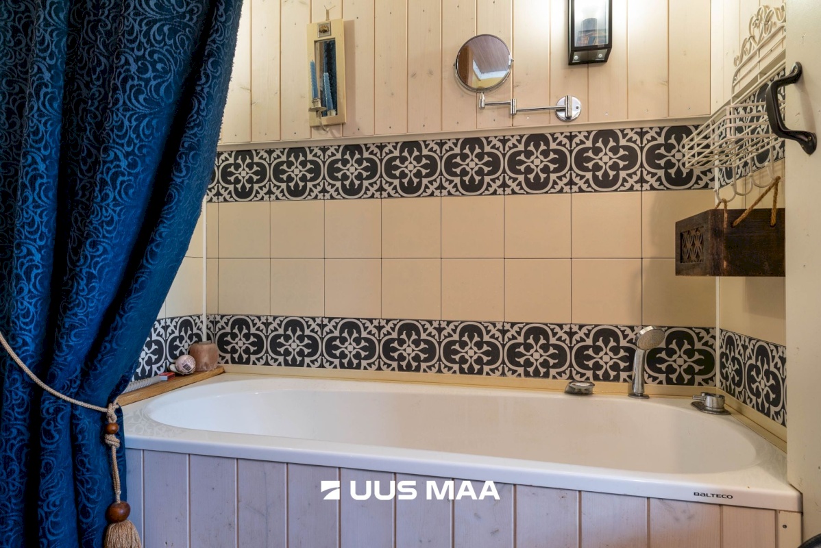 Viljandi linn, Uueveski, Ugala pst 33