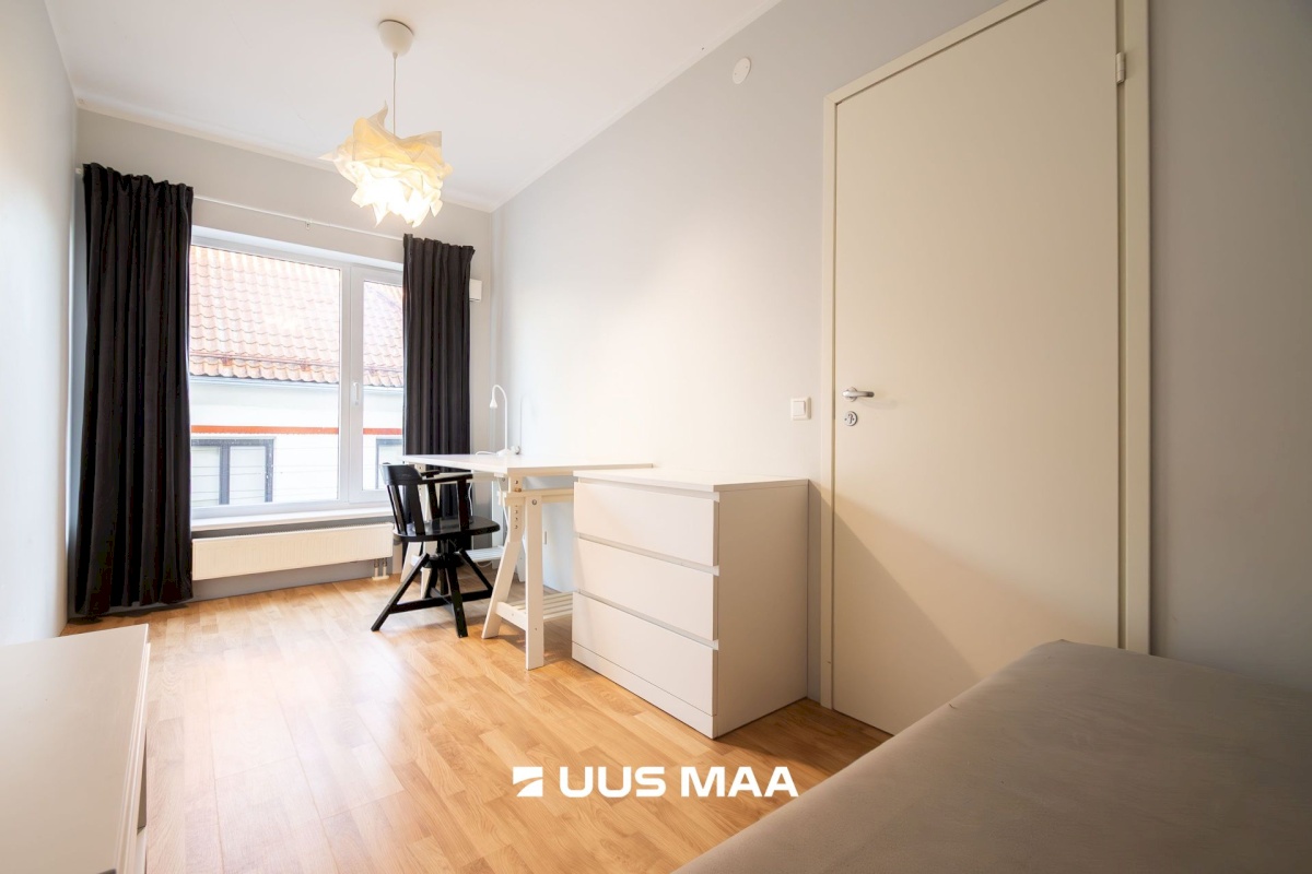 Saaremaa vald, Kuressaare linn, Pikk 2