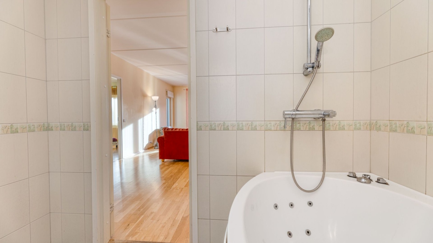 Rae vald, Peetri alevik, Uus maa tee 8