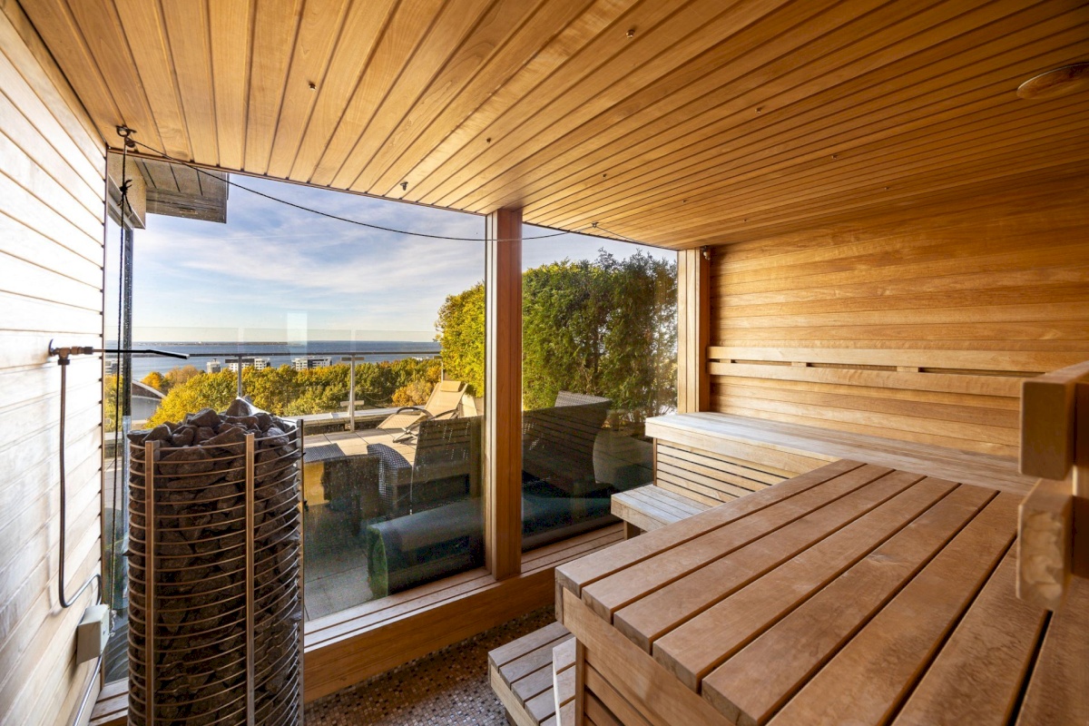 Tallinn, Kesklinna linnaosa, Kadriorg, Narva mnt 128