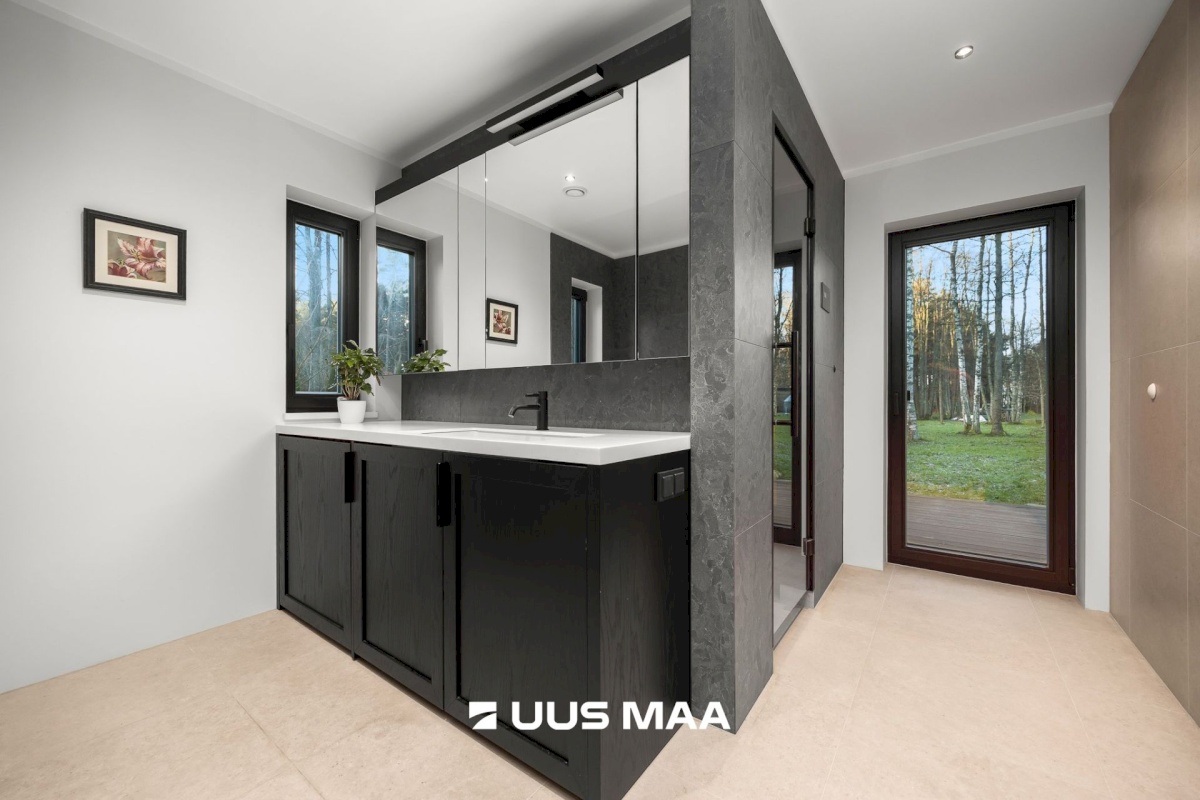 Harku vald, Vääna-Jõesuu küla, Rootsi tee 11