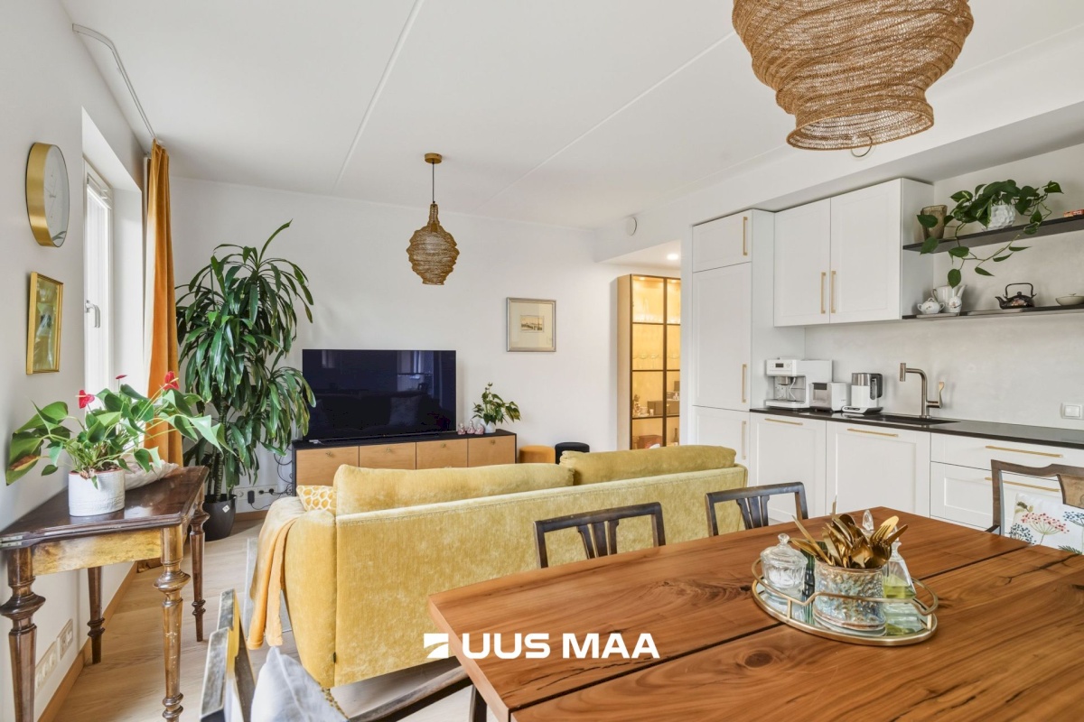 Tallinn, Kesklinna linnaosa, Kadriorg, C. R. Jakobsoni 7/1