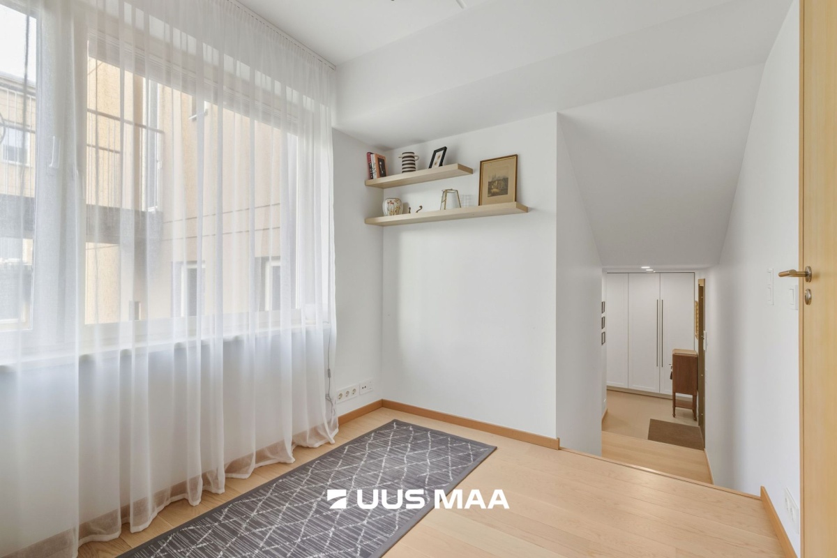 Tallinn, Kesklinna linnaosa, Kadriorg, C. R. Jakobsoni 7/1