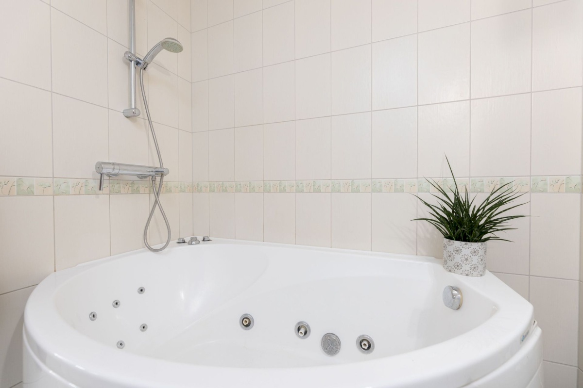 Rae vald, Peetri alevik, Uus maa tee 8