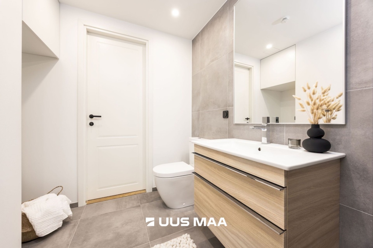 Tallinn, Kesklinna linnaosa, Uus Maailm, Toom-Kuninga 15