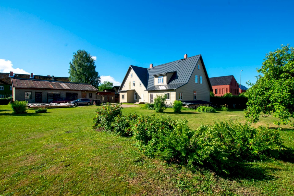 Põhja-Sakala vald, Suure-Jaani linn, Pärnu tn 1