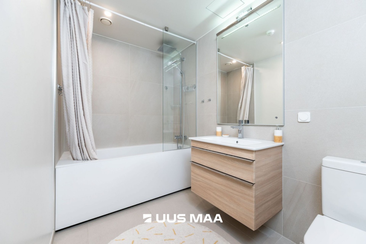 Tallinn, Kesklinna linnaosa, Uus Maailm, Toom-Kuninga 15