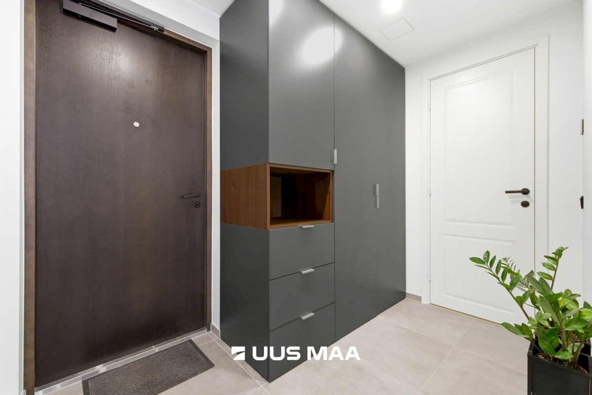 Tallinn, Kesklinna linnaosa, Uus Maailm, Toom-Kuninga 15