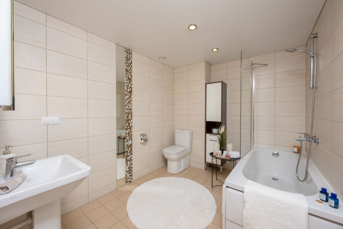 Tallinn, Kesklinna linnaosa, Kadriorg, Tina 1a