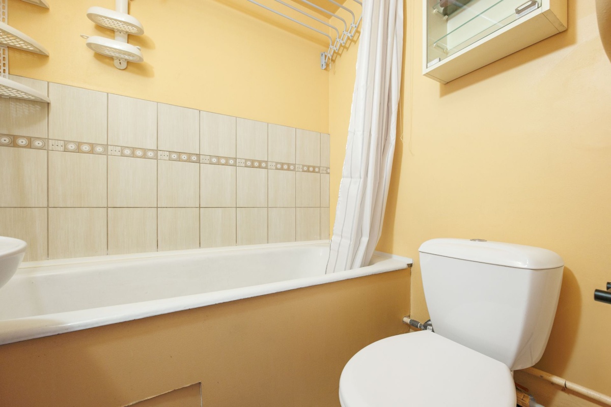 Tallinn, Haabersti linnaosa, Väike-Õismäe, Õismäe tee 99