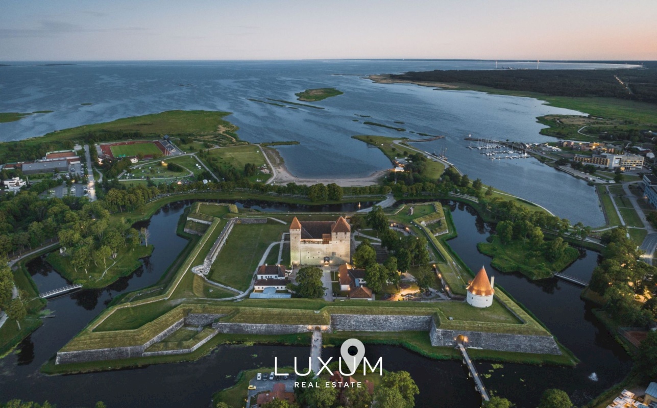 Saaremaa vald, Kuressaare linn, Lossi tn 16