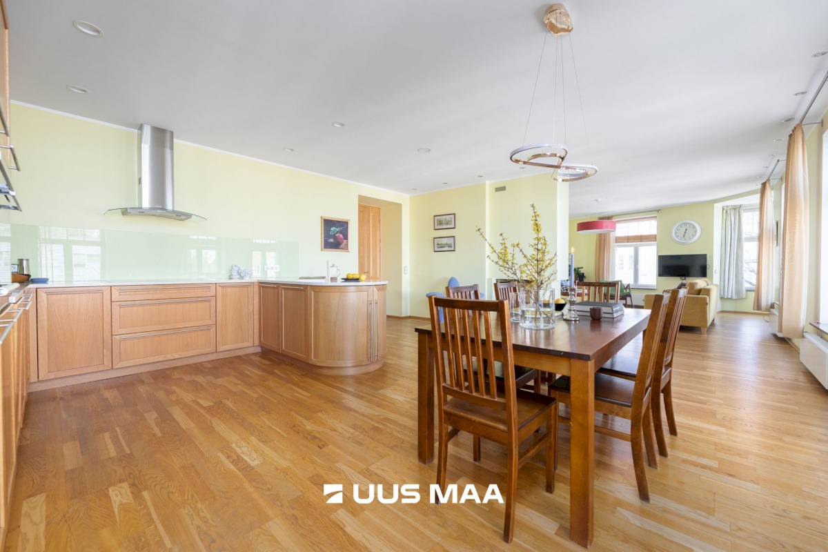 Tallinn, Kesklinna linnaosa, Kadriorg, F. R. Kreutzwaldi 11