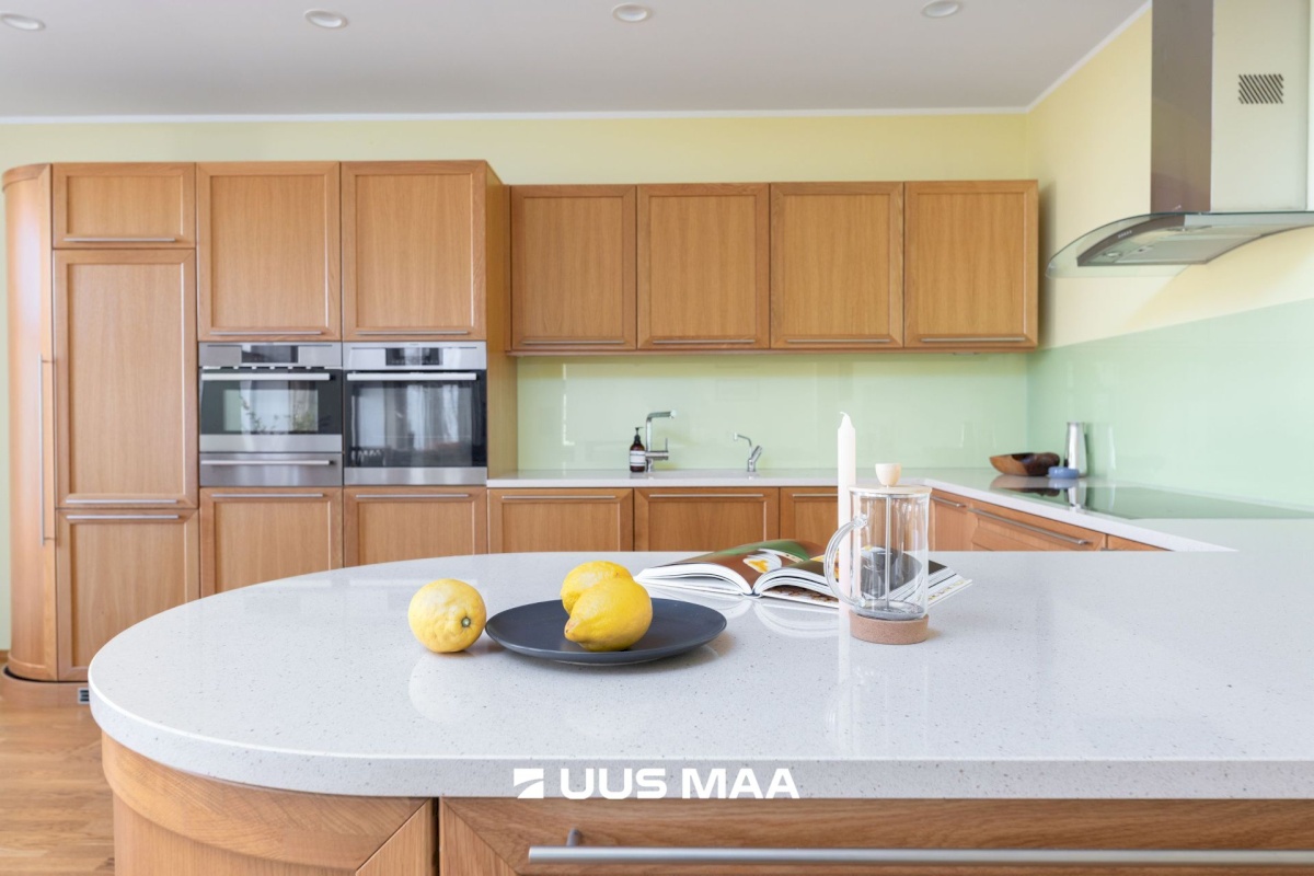 Tallinn, Kesklinna linnaosa, Kadriorg, F. R. Kreutzwaldi 11