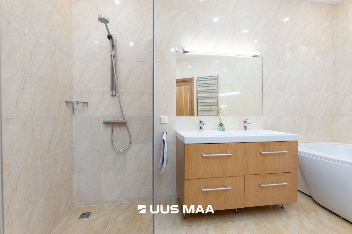 Tallinn, Kesklinna linnaosa, Kadriorg, F. R. Kreutzwaldi 11