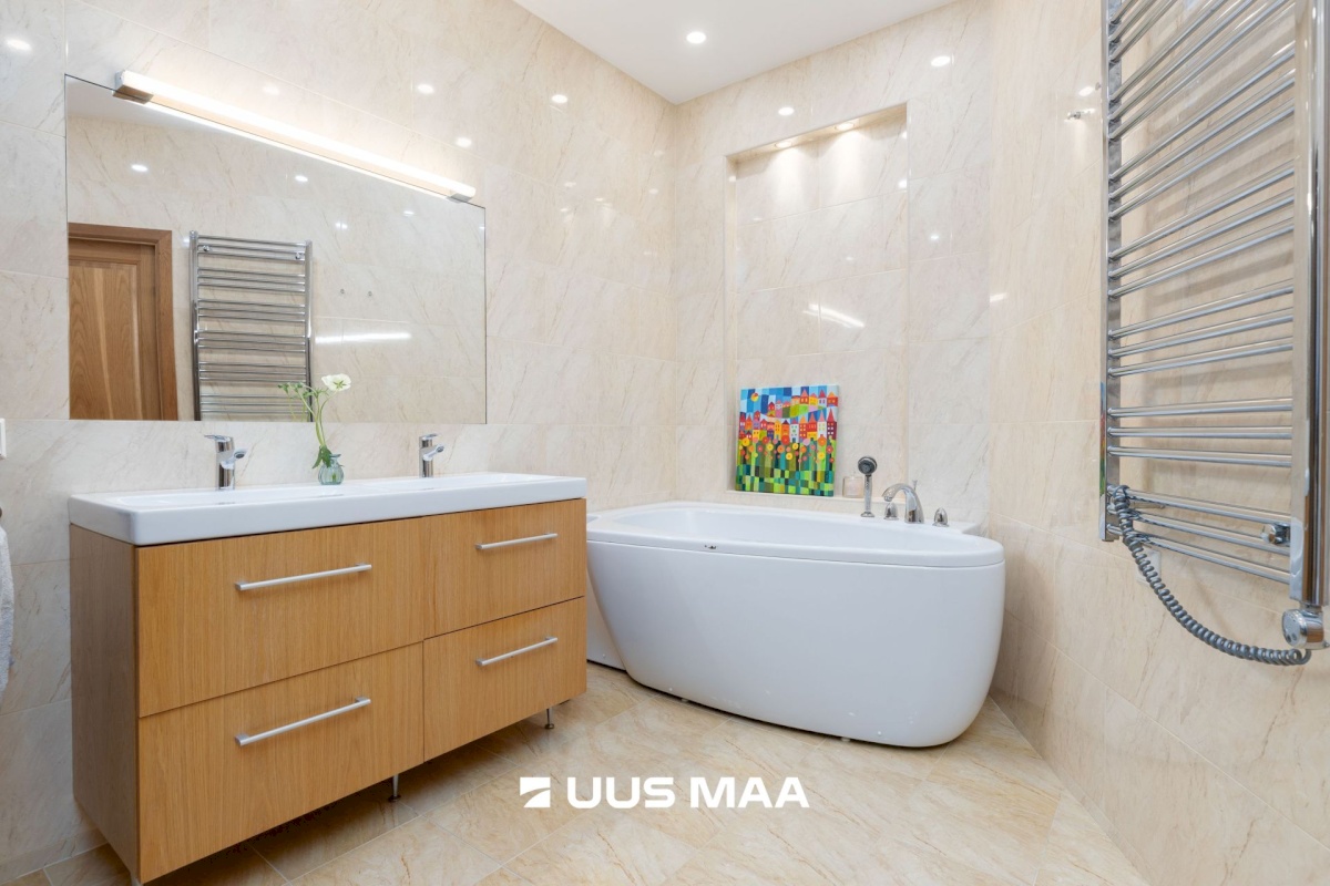 Tallinn, Kesklinna linnaosa, Kadriorg, F. R. Kreutzwaldi 11