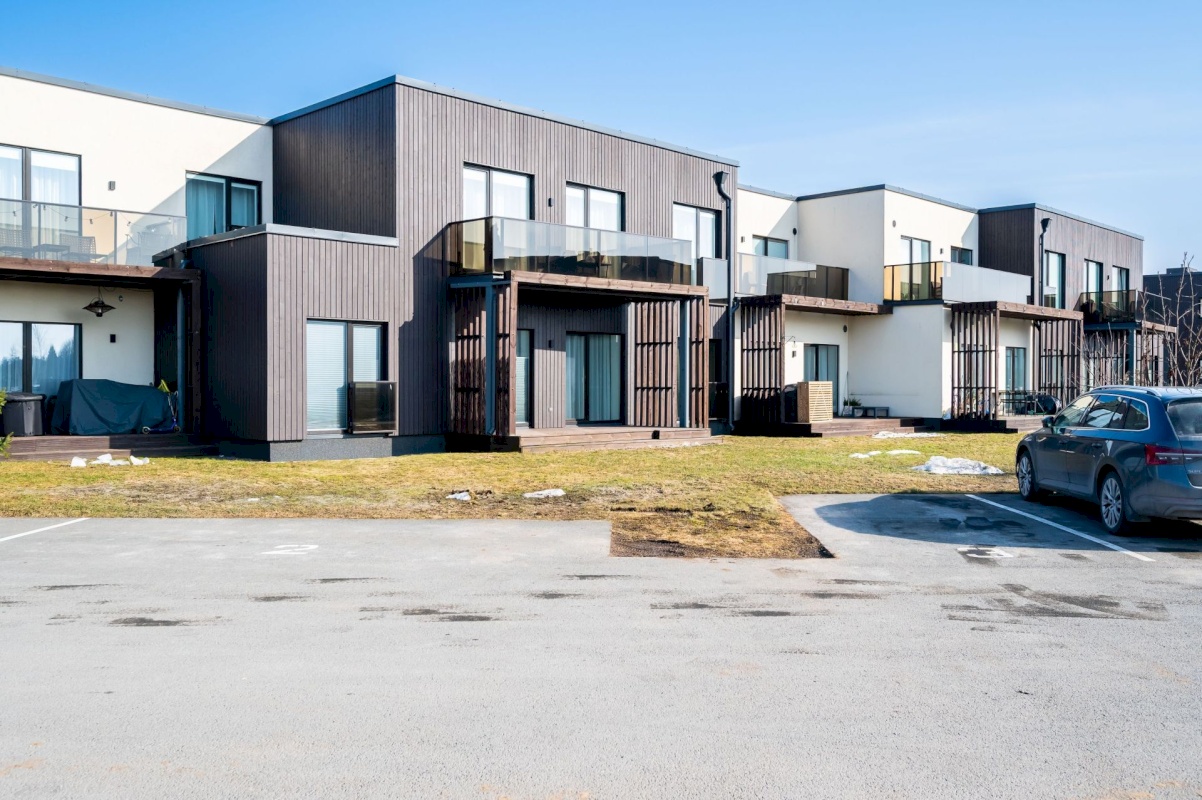 Rae vald, Peetri alevik, Sinilille tee 2/2