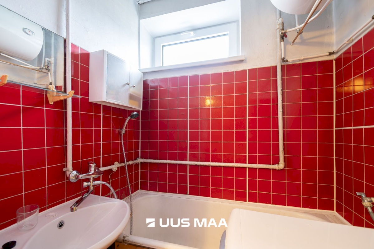 Saaremaa vald, Kuressaare linn, Kadaka 9