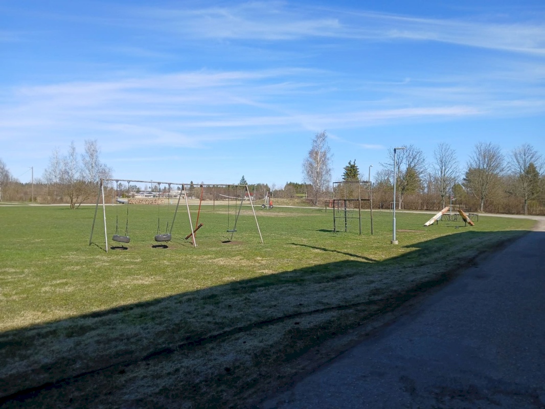 Lääneranna vald, Koonga küla, Keskuse 8