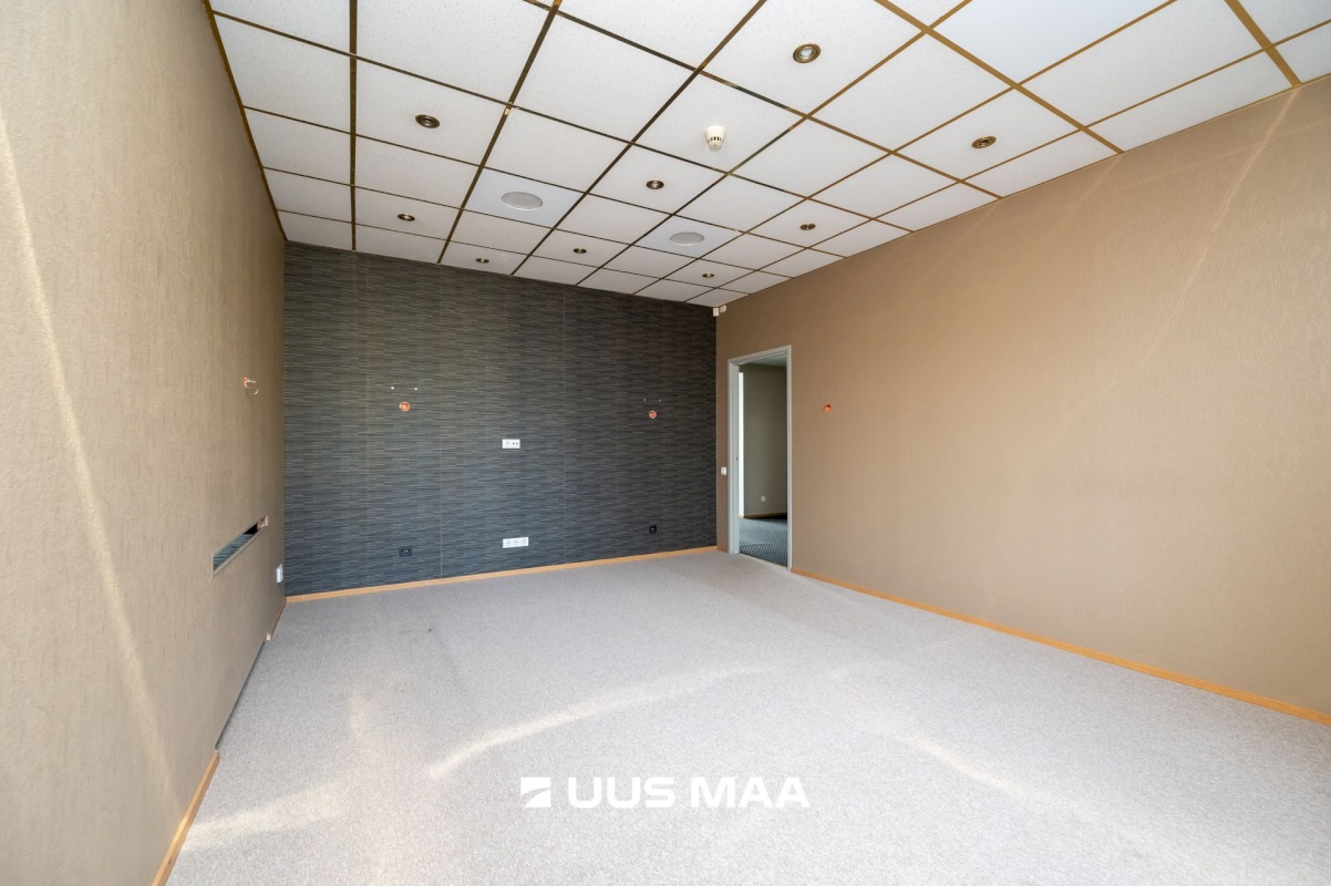 Tallinn, Kesklinna linnaosa, Uus Maailm, Pärnu mnt 82