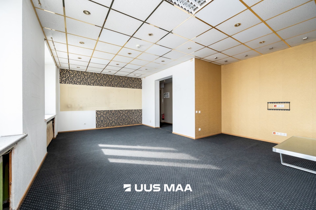 Tallinn, Kesklinna linnaosa, Uus Maailm, Pärnu mnt 82