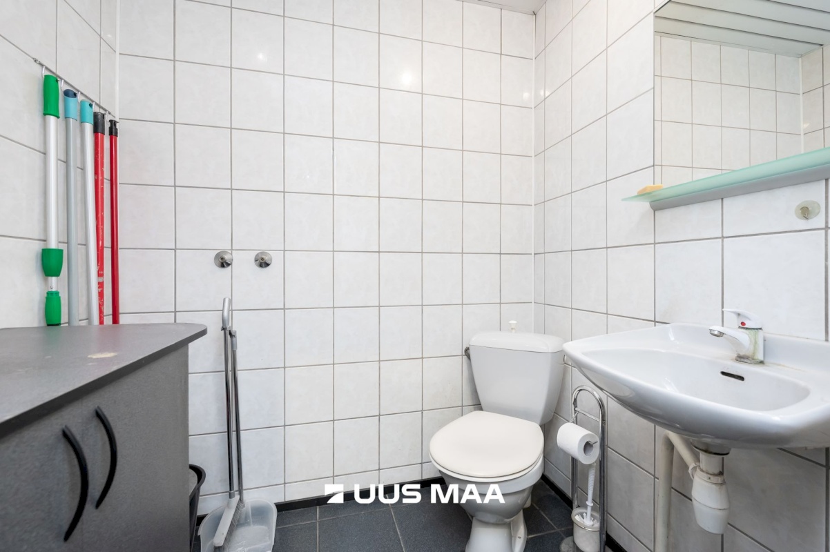 Tallinn, Kesklinna linnaosa, Uus Maailm, Pärnu mnt 82