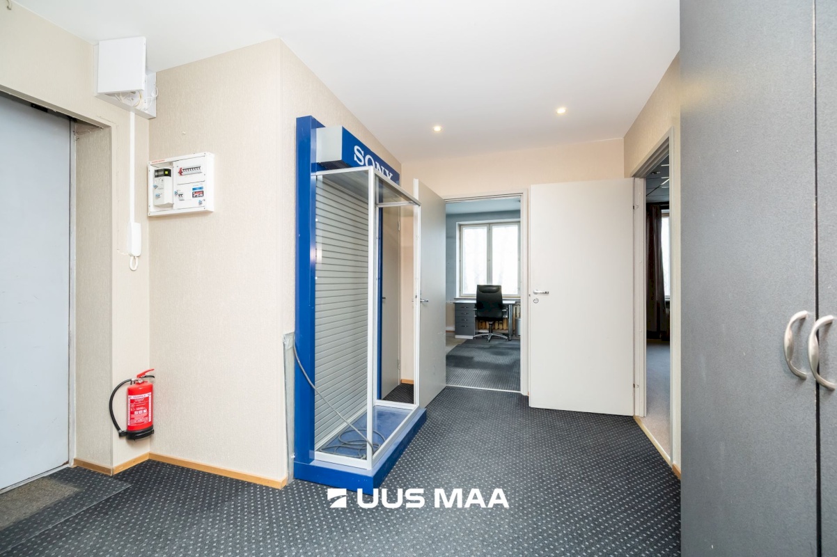 Tallinn, Kesklinna linnaosa, Uus Maailm, Pärnu mnt 82