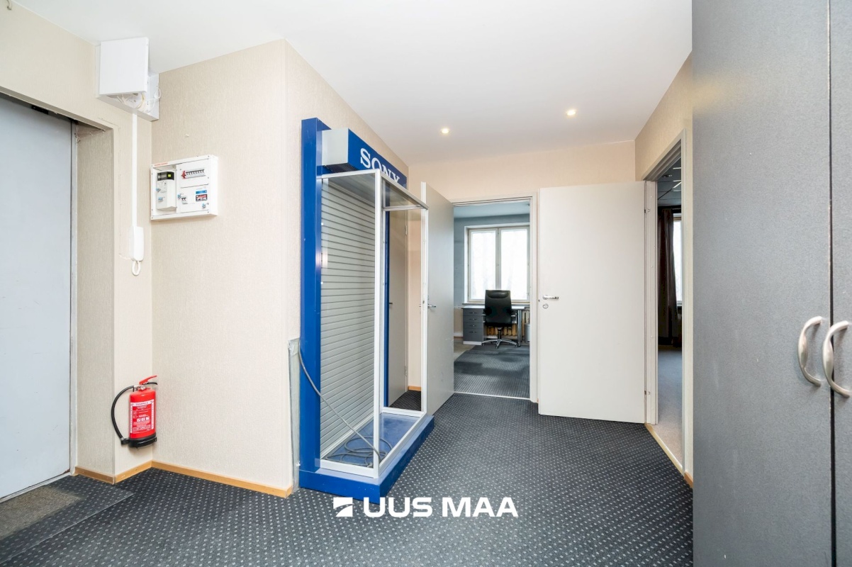 Tallinn, Kesklinna linnaosa, Uus Maailm, Pärnu mnt 82