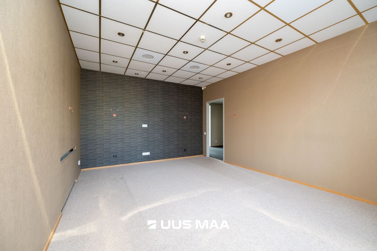 Tallinn, Kesklinna linnaosa, Uus Maailm, Pärnu mnt 82