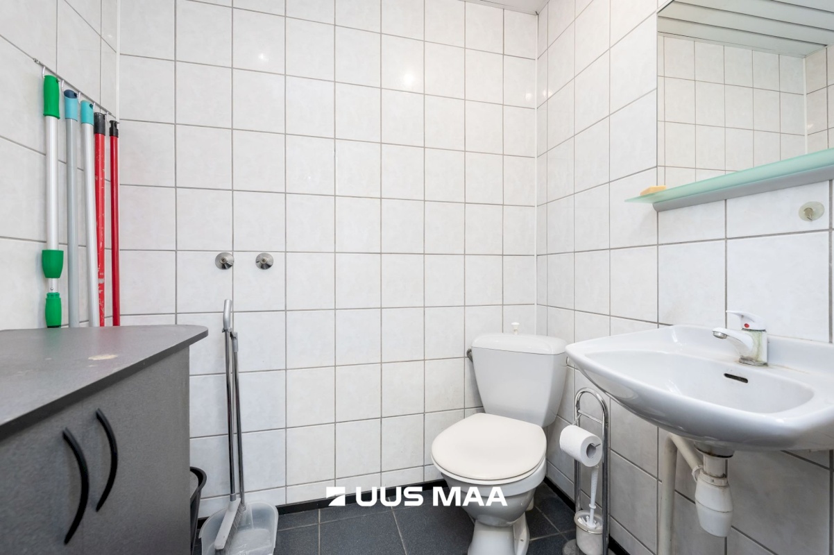 Tallinn, Kesklinna linnaosa, Uus Maailm, Pärnu mnt 82